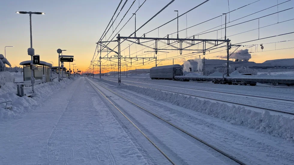 "Skandal att vi köpt in undermåliga tåg som knappt funkar i vårt klimat", skriver insändarskribenten.