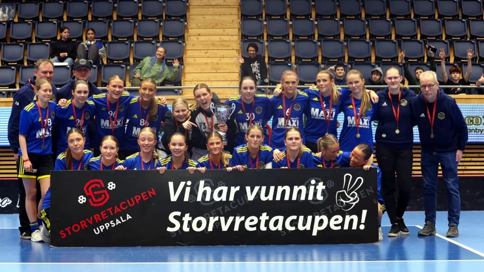 Hagunda vann damjuniorklassen i år också. Matchvinnaren och tvåmålskytten i finalen mot Zug, Ella Bergman, står som fyra från höger i bakre raden.