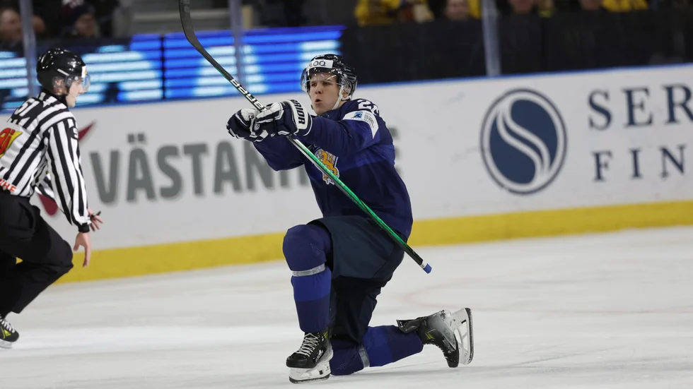 Finländskt jubel i Scandinavium. Kasper Halttunen firar ett av Finlands mål i segern över Sverige.