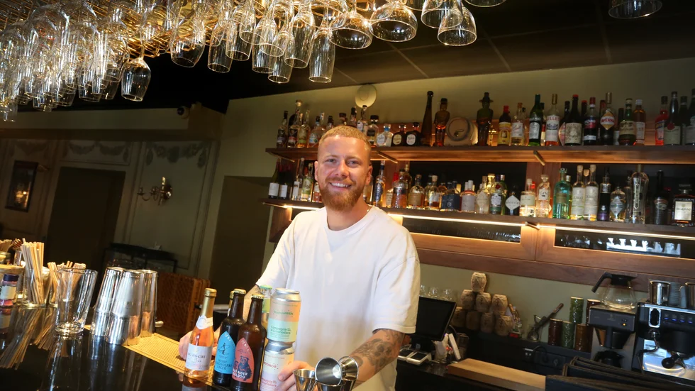 Oskar Gejler i baren på restaurang Bolaget berättar om nya trenden med mängder av alkoholfria alternativ: Vin, öl, champagne, och till och med alkoholfri sprit.