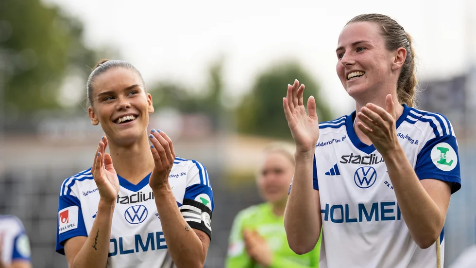 Kaptenen My Cato fick hjälpa Chelsie Dawber med sången efter matchen.