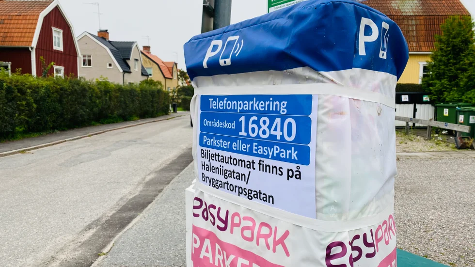 På Söder har flera parkeringsautomater stängts av och man hänvisar ni till mobilbetalning. Som denna i korsningen Haleniigatan/Lohegatan.