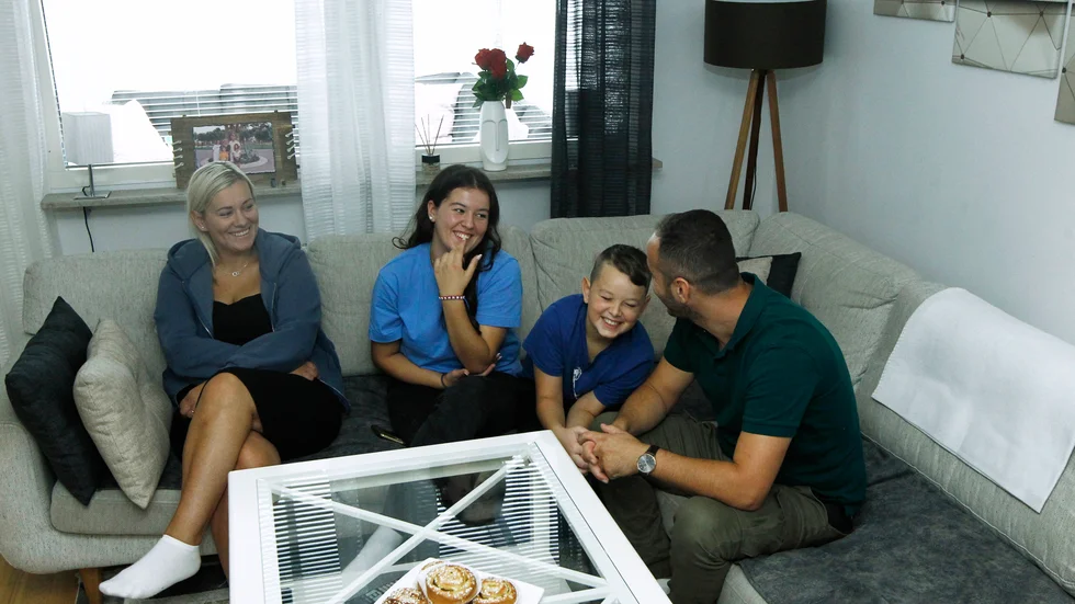 Det gäller att ha roligt ihop som familj. Under intervjun fyller båda barnen i och alla i familjen har nära till skrattet. 