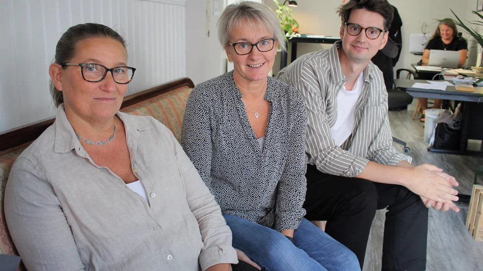 Fia Thörn, kontorskoordinator, Birgitta Bergström, uppdragschef och Joel Folestad, verksamhetschef för personliga assistens på Kurera Omsorg i kontoret, som också är en mötesplats för kunder och assistenter.  