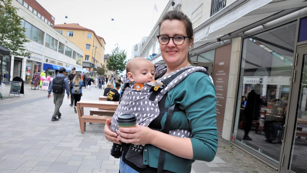 Hanna Kastman, här med Elias tre månader, tycker att folkomröstningsfrågan är lite otydlig. "Men jag vet inte hur man skulle formulera den i stället."
