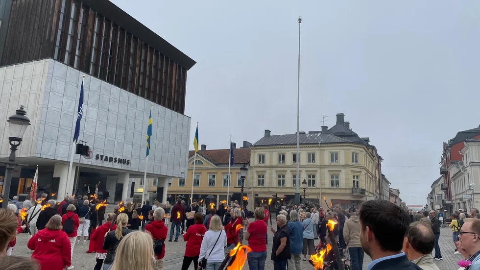 På måndagskvällen hölls en minnesstund på Stora torget i Nyköping, 20 år efter Anna Lindhs död. 