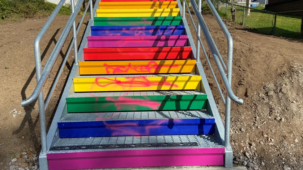 Regnbågstrappan har vandaliseats med klotter redan innan den är färdig.