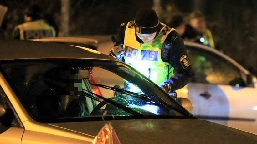 Mannen som är i 55-årsåldern stoppades av polis i Vimmerby sent på onsdagskvöällen och misstänktes inledningsvis för rattfylleri. I samband med kontrollen upptäckte polisen misstänkt barnpornografi i hans telefon.