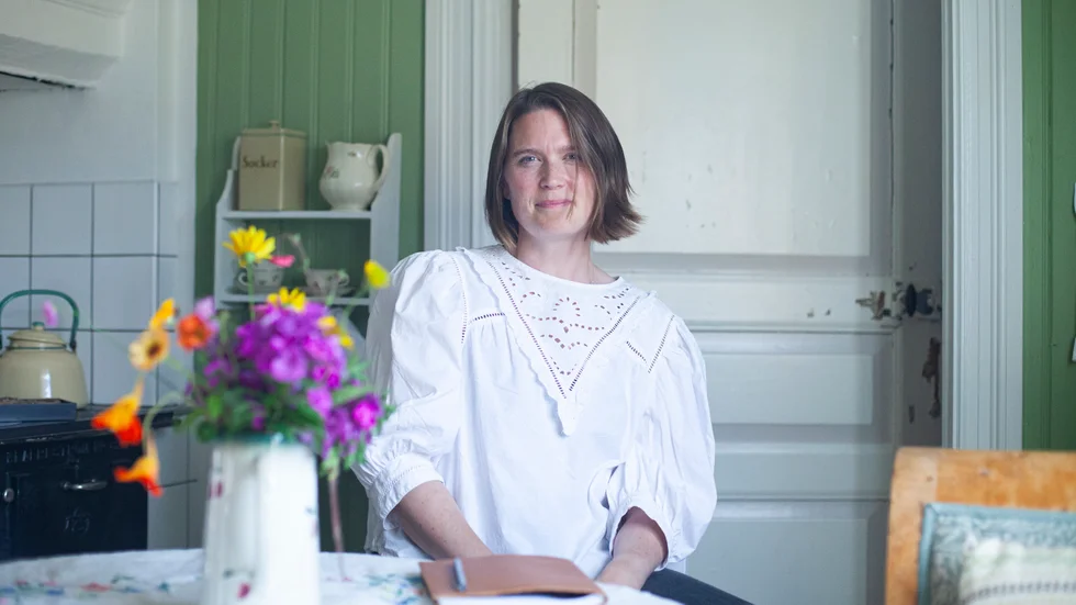 Vimmerbybon Pia Eriksson gör författardebut med självbiografiska "Till dig som famlar" med illustrationer av Stina Wollter. Vimmerby Tidning träffade Pia på Villa Vimmerby för att prata om den nya boken.
