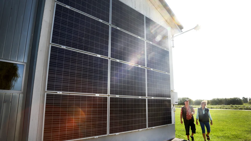 Solpaneler på både tak och väggar ger el, men den skulle i Per och Kickan Karlssons modell kunna bli till vätgas och lagras i batterier. 300 sådana anläggningar skulle göra Gotland självförsörjande på energi, menar de.
