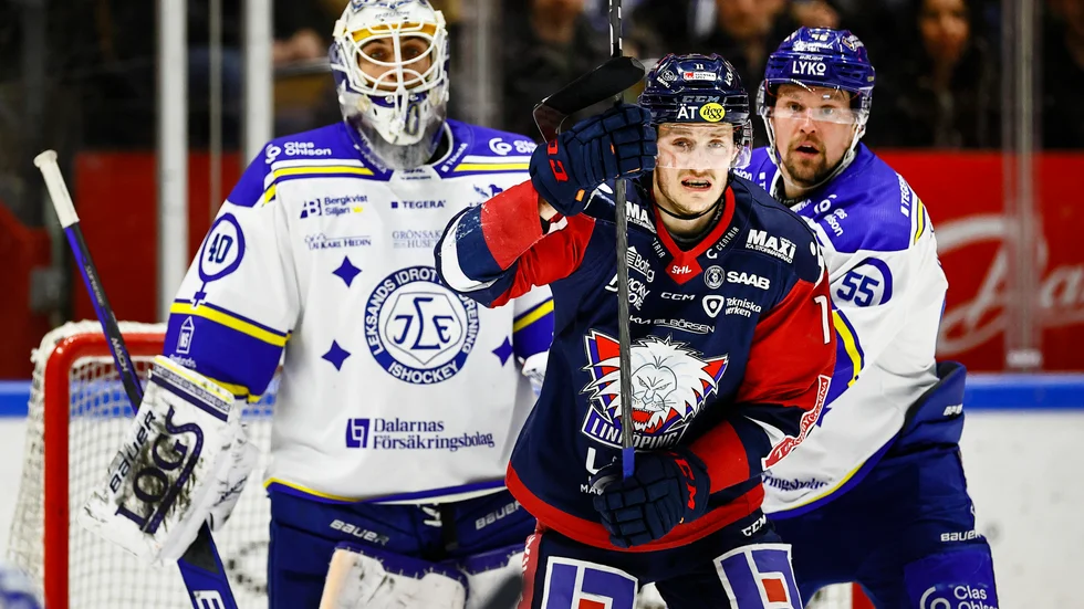 Linköpings Henrik Törnqvist och Leksands Jonas Ahnelöv under SHL-mötet mellan LHC och Leksand i våras. Nu på torsdagen startar Törnqvist sin tionde SHL-säsong. Slutspel är målet.