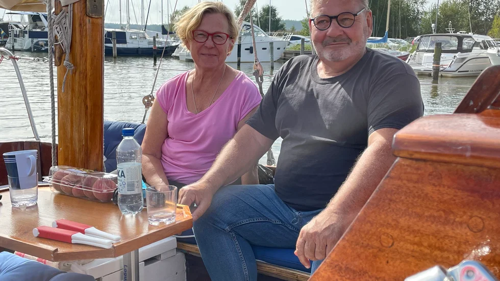 Bengt Gyltman, ordförande Trosa båtklubb tillsammans med sambon Eva Severin i segelbåten.
