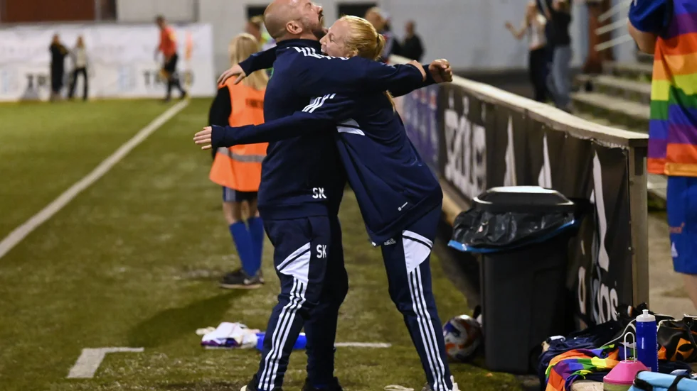 Samir Kanlic och Anna Larsson jublar när segern är klar för Sunnanå.