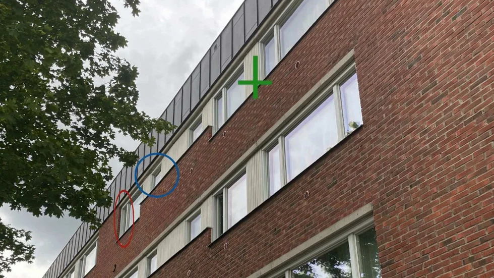 En 20-årig kvinna tog sig ut vid den blåmarkerade ringen och balanserade på fönsterblecket, vid det gröna krysset, när polisen kom till bostadsområdet.