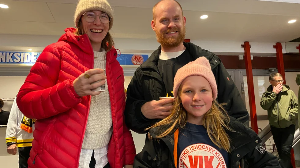 Kristina Blom gick på hockey med Jonatan Hellberg och brorsdottern Tove Blom. Kristina och Jonatan bor i Gävle, medan Tove bor i Västervik och själv spelar hockey. Hon hejar förstås på VIK.