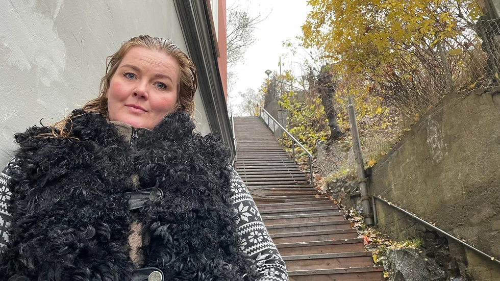 Signe Johannessen framför trapporna på Trappgatan som monterats ner inför vinterns snöröjning för att inte ta skada.