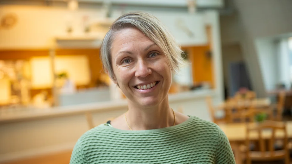 Många äldre lever socialt isolerade, och därför vill Nyköpings kommun matcha ihop yngre volontärer till socialt umgänge med äldre. Linda Svensk är kvalitetsutvecklare i kommunen, och en av de ansvariga.
