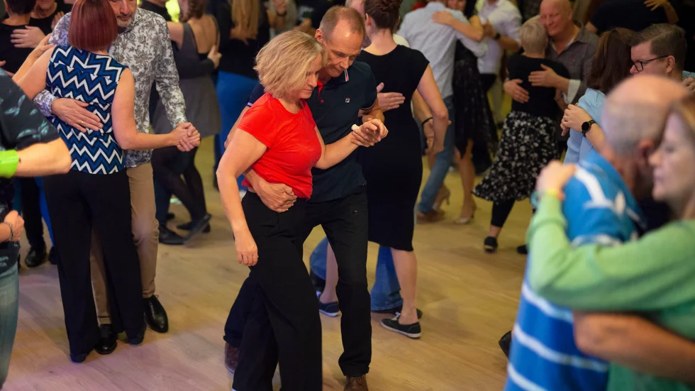 Diskussionen om danskulturen i Vimmerby fortsätter. Insändarskribenten tror att det rentav gått så långt att arrangöerna borde överväga olika danser för de olika målgrupperna. Genrebild.