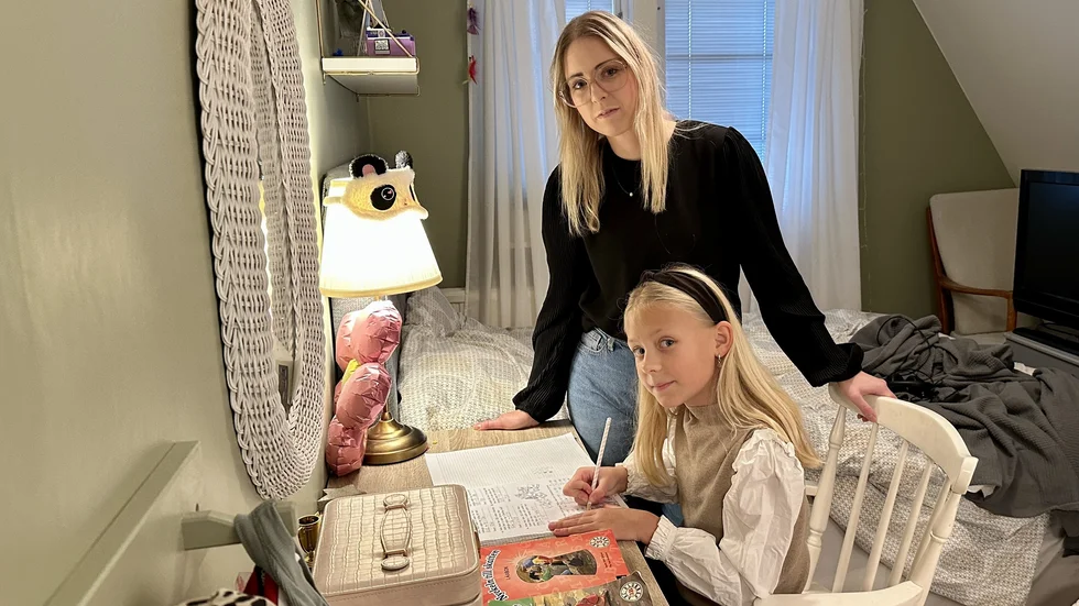 Molly, 9, hade laddat skolväskan inför skoldagen i torsdags, men väcktes av mamma Katarina med orden: "Du kan inte gå till skolan i dag för den har brunnit".