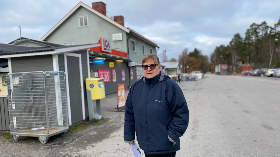 Ingela Andersson har bott i Alberga länge och trivs bra. ”Det finns det mesta här ute som affär, skola och bensinmack, än så länge i alla fall”, säger hon.