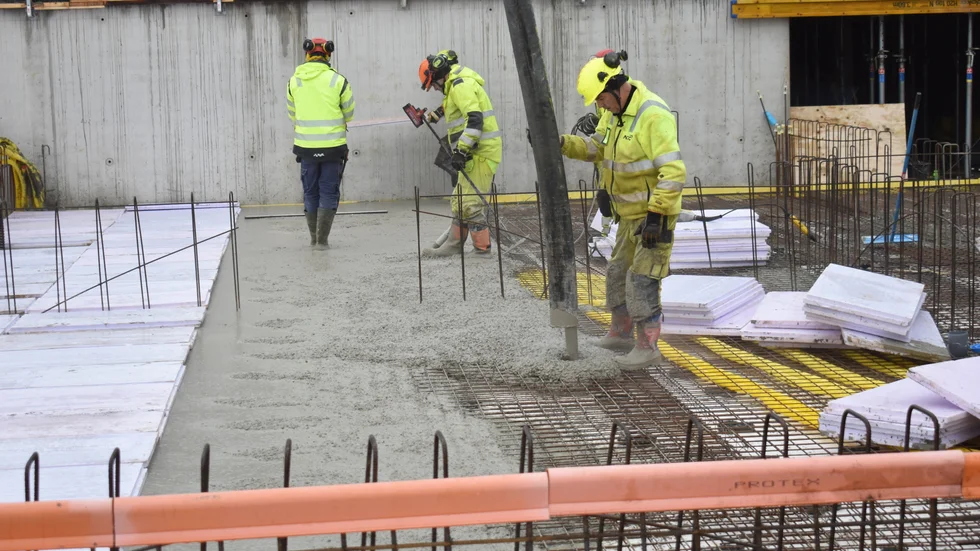 Det tog en arbetsdag att gjuta grunden till höghuset. Betongen sprutas på plats, vibreras så att bubblor ska försvinna och skrapas så den blir slät. 