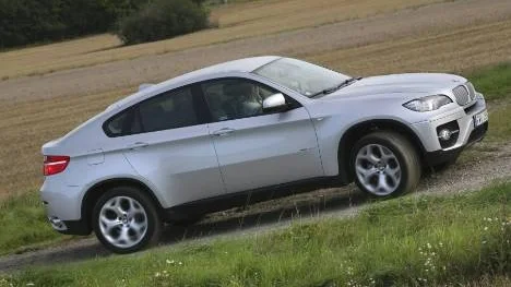 Fet och ful, eller...? Men med andra hjul kanske BMW X6 skulle kunna användas som traktor - motorkraften finns i alla fall.