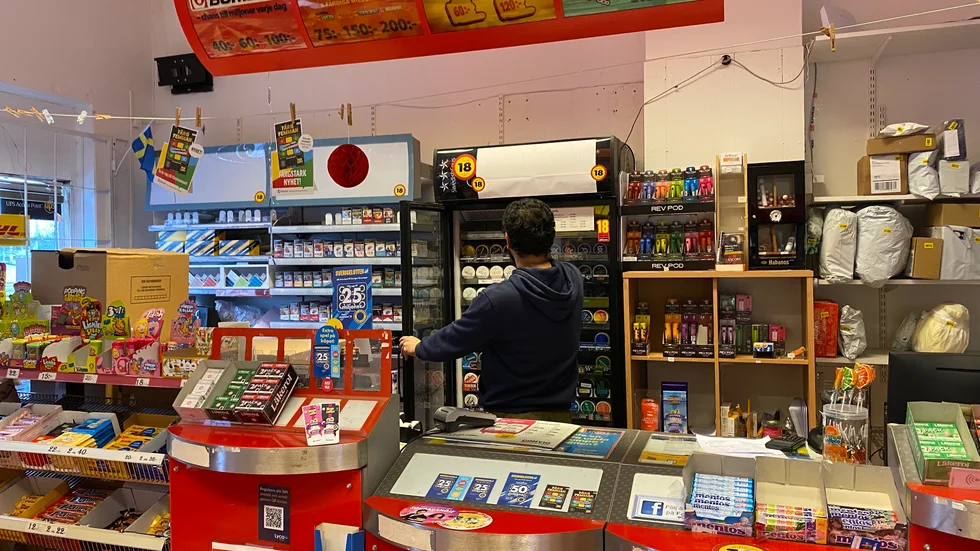 Yaseen Farooq har drivit kiosken Oppeby tobak sedan 2020, men nu vill han satsa på något större.