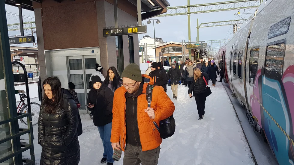 Folk vällde av det drabbade tåget, frusna och hungriga. Många skulle vidare mot Linköping och fick vänta ytterligare på försenade pendeltåg.