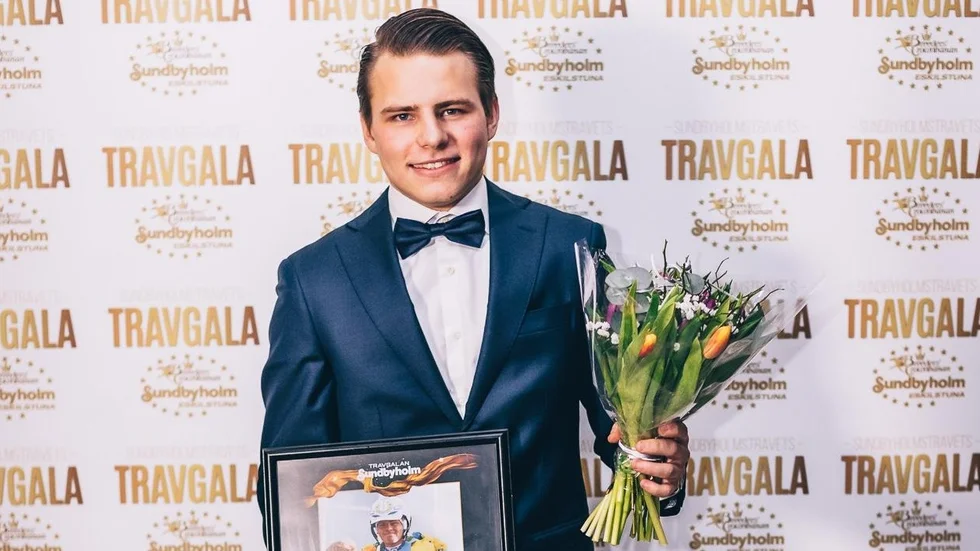 22-årige Tom Johansson var en av alla som fick ta emot en utmärkelse under Sundbyholms travgala.