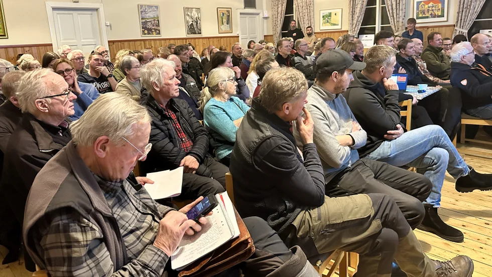 Trafikverket hade kallat till samråd i bygdegården i Uppskedika. Runt 150 personer kom.