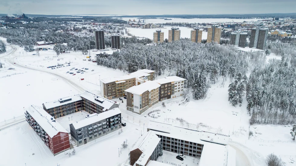 Kronandalen, de obebyggda ytorna till vänster i bild ska bli stadsdelscentrum. Nu föreslås att markanvisningarna för fyra kvarter ska förlängas ännu en gång.