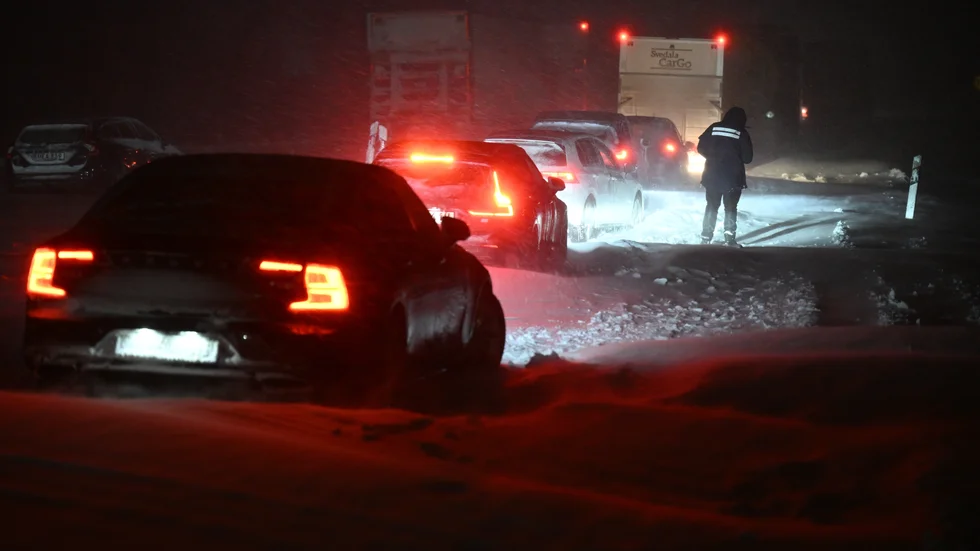 På E22 mellan Hörby och Kristianstad satt runt 1|000 fordon fast i kö på grund av stora mängder snö som fallit på vägbanan och begränsat framkomligheten. Arkivbild.