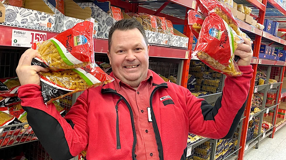 Pasta ligger högt upp på kundernas inköpslistor under fattigmånaden januari. Andrej Harc, teamchef för färskvaror på Willys i Enköping, märker en ökad försäljning av pasta men även av svinnsmarta varor som fått ett uppsving både av ekonomiska skäl och miljöskäl.