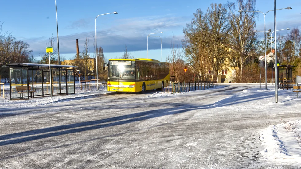 En buss på en busstation, i det här fallet i Roma.