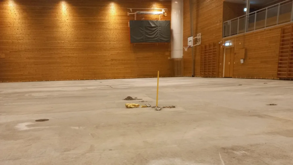 Golvet i Tjällmo idrottshall revs ut för att tillåta betongplattan under att torka. 