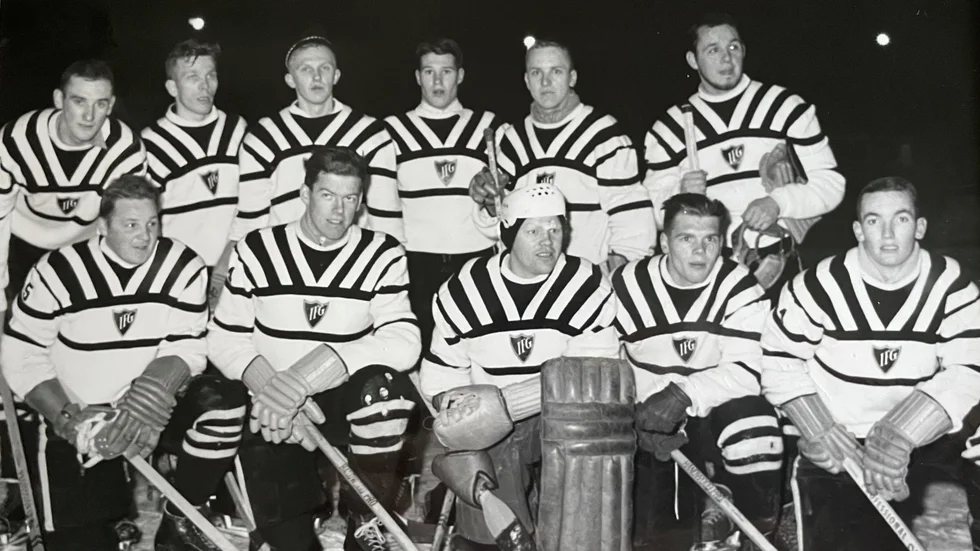 Gutes ishockeylag i början på 1960-talet, stående från vänster: Leif Larsson, ”Kajan” Almlöf, Lasse Lundqvist, Perra Löfgren, ”Pliggen” Pettersson och Lasse Gadd. Knästående: Åke Kroon, Karl-Erik Bergström, ”Kalmar” Järlheim, Leif Pettersson och Bosse Carlsson.