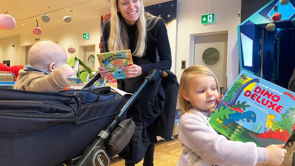 
Fler och fler hittar till Luleå stadsbibliotek igen. Cecilia Hedlund, 32, är mammaledig och besökte biblioteket för andra gången tillsammans med barnen Bella och Albin. "Det är jättefint", säger hon.