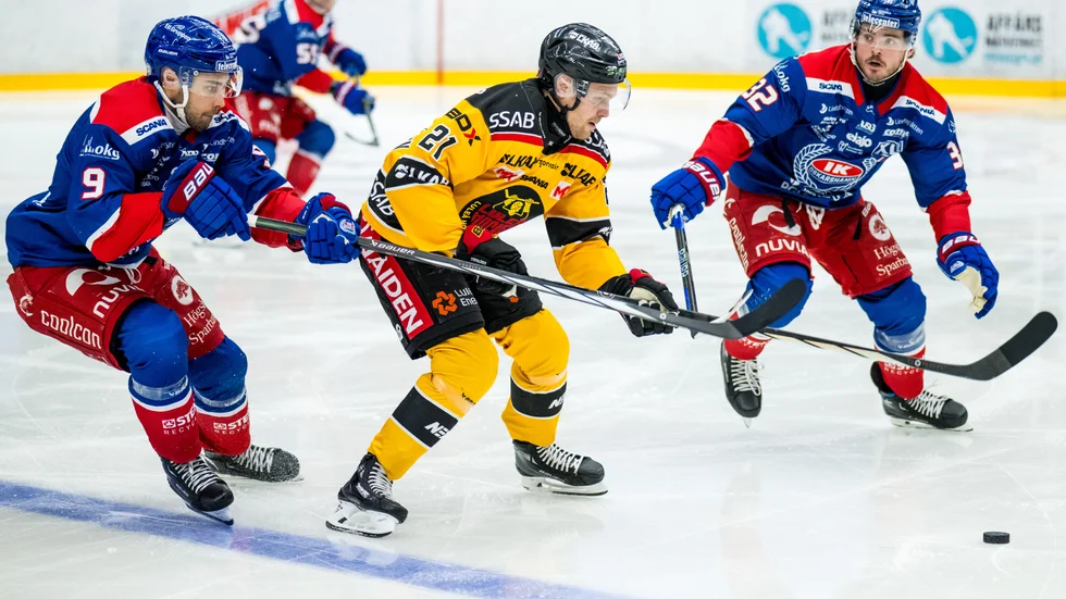 Luleås Juhani Tyrväinen i en kamp mot Oskarshamns Ahti Oksanen och Oscar Engsund under torsdagens SHL-match.