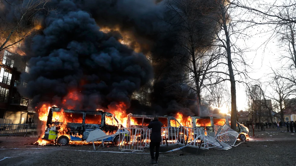 Fyra polisbilar sattes i brand under upploppet.