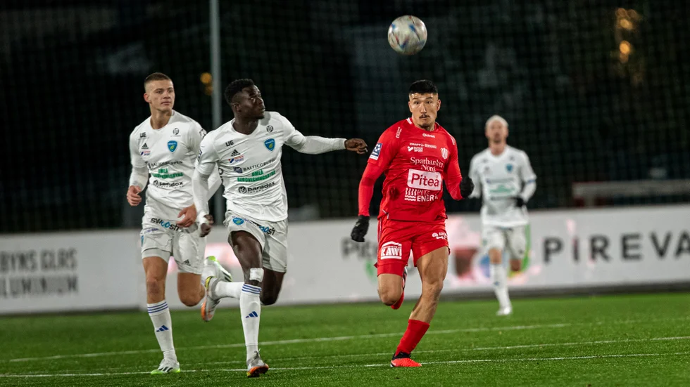 Piteås Moshtaq Ahmadi (röd tröja) är uttagen i Afghanistans landslag som spela VM-kval. Moshtaq missar därmed söndagens viktiga bortamatch mot tabelljumbon Sylvia.