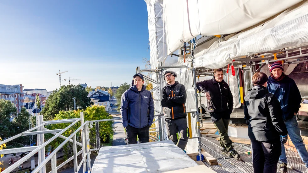 De leder arbetet med att återställa Tornhuset i sin forna glans, från vänster: Björn Bladmo, Hala byggplåtslageri, Olav Engström från Jekab gruppen, Erika Sturk, Lulebo, samt byggnadsantikvarie Tomas Örn. På bilden finns också plåtslagaren Emil Nordberg (andra från vänster).