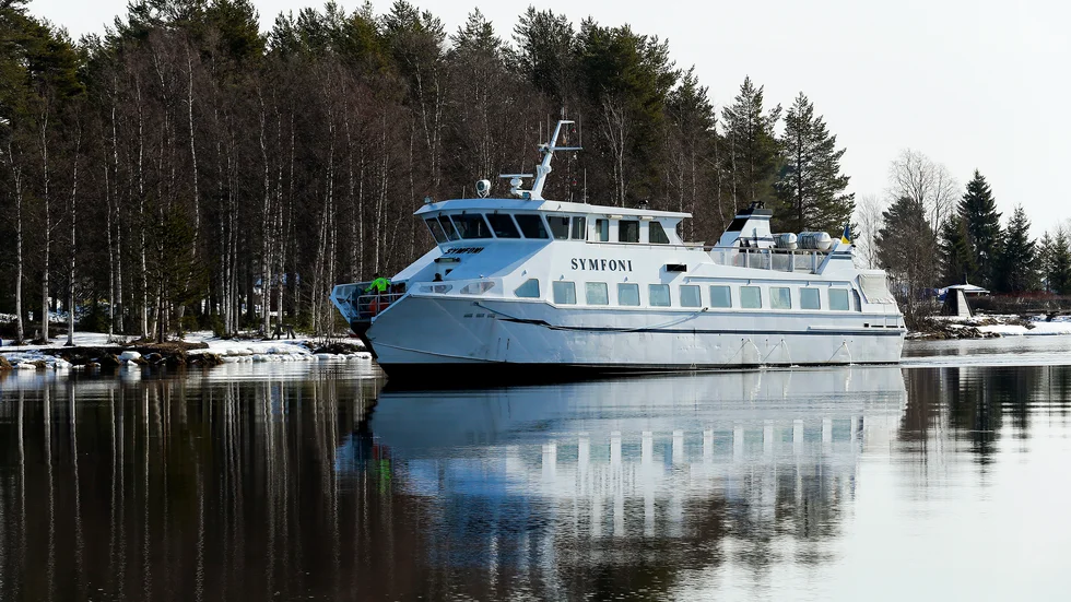 Muddringen av sundet mellan Småskär och Mjoön motiveras med att turbåtstrafiken ska få kortare körsträcka till Brändöskär. 2023 körde M/S Symfoni turbåtstrafiken.
