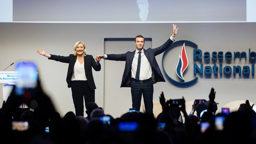 Här hyllas Marine Le Pen och hennes efterträdare som partiledare Jordan Bardella på Nationell Samlings partikongress 2022. Inom S och sannolikt även inom SD finns frankofila förhoppningar om att den traditionella högern (Moderaterna) ska kunna fås att rasa ihop. Och att den gamla tvåpartistriden återuppstår i svensk politik. Men nu mellan S och SD. 