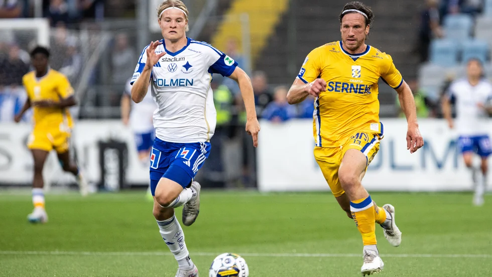 Lucas Andri Gudjohnsen före IFK Göteborgs Gustav Svensson.