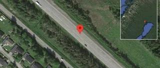 Personbil stillastående på väg 97 - helt stopp i ett körfält