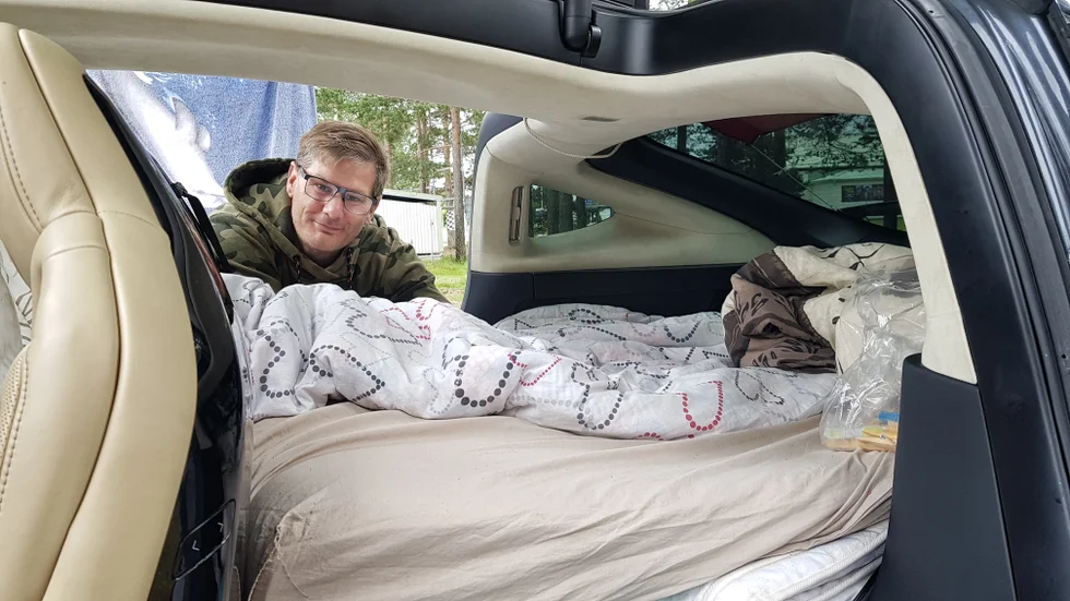 "Jag har bäddat ut och byggt upp med lite brädor under madrassen", säger Daniel Winde och visar den provisoriska sängen i bilen.
