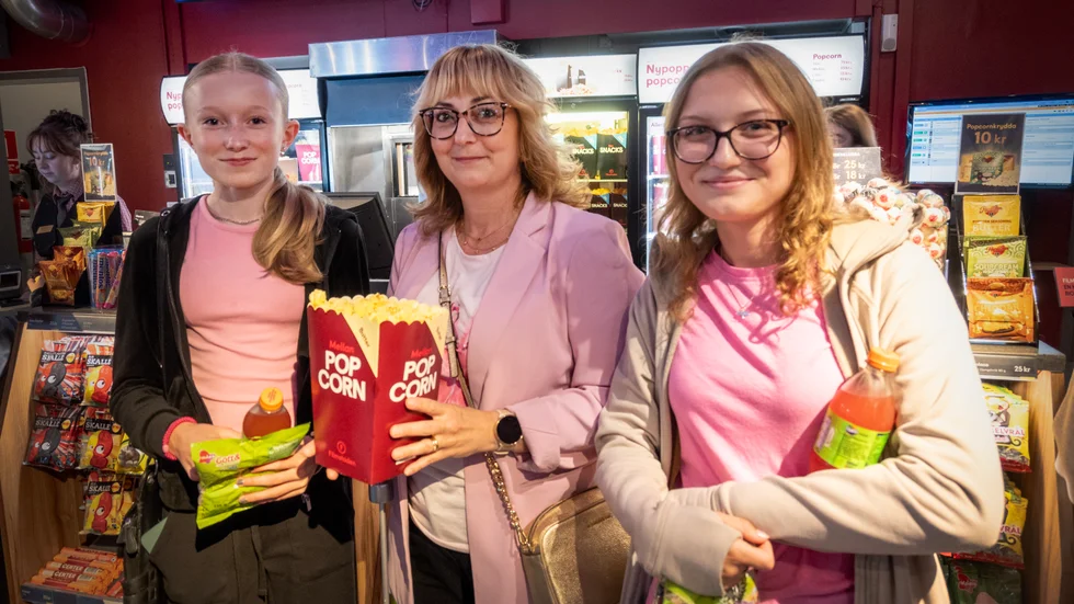 Ellen Nilsson, 14 år, och Bodil Wennerbrandt Sevastik, 49 år, och Sanna Wennerbrandt, 14 år, har alla klätt sig i rosa. "Det är dresskoden på Barbiefilmen", säger Bodil.