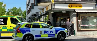 Guldfyndrånaren skar personal med kniv