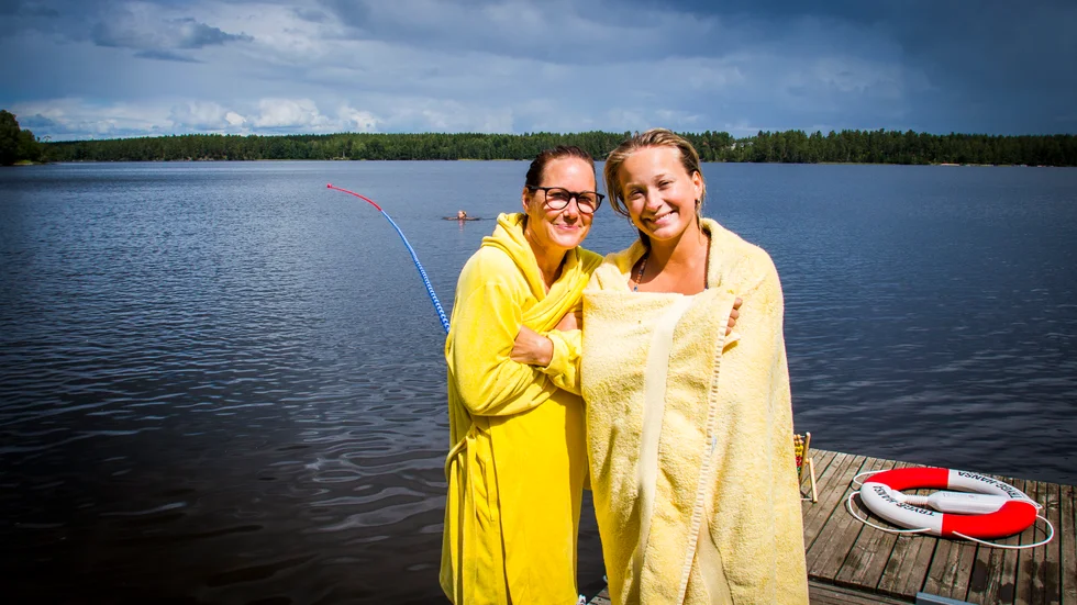 Helena Kindlund Brånstad och dottern Elsa Brånstad har som årlig sommartradition att ta årets simborgarmärke.
