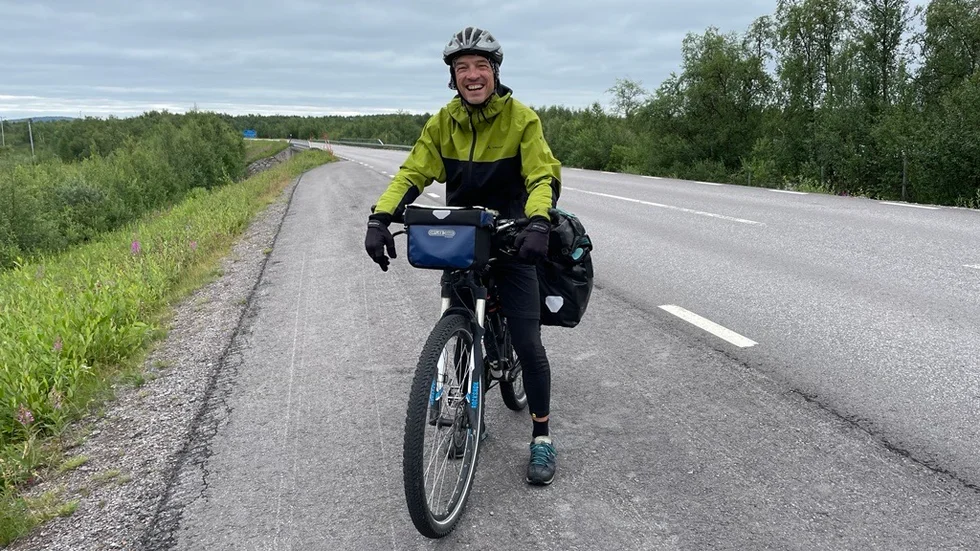 Vi träffade Helmut Gerschütz mellan Rautas och Rensjön. "Värst är att cykla när det regnar", säger han.